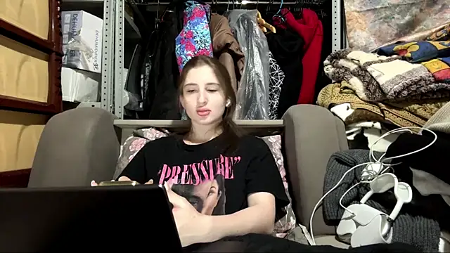 VelvetNoirra online show from April 17, 2:53 pm