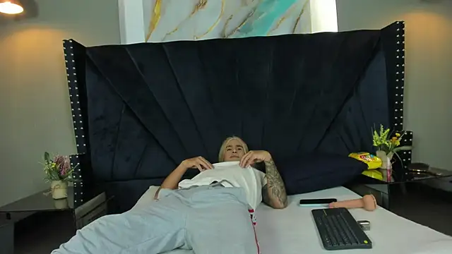 sophiebrady online show from April 16, 9:39 pm