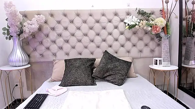 BellaWilliams  online show from April 9, 8:47 pm