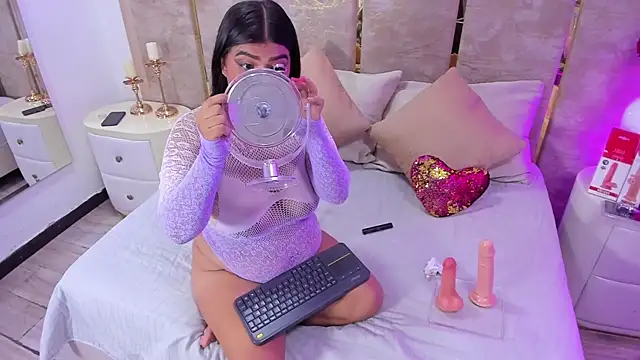 BellaWilliams  online show from July 15, 8:03 pm