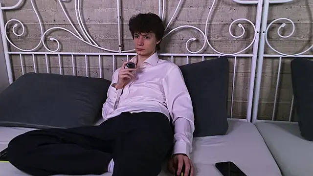 EdwardHogan online show from April 17, 5:05 pm