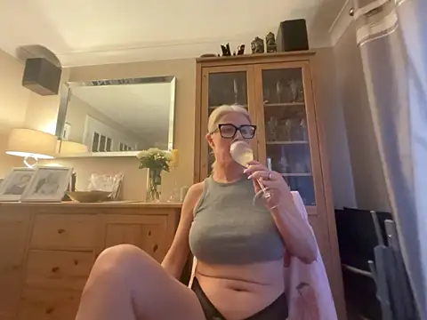 Snapshot of Laylaskyexx chatting on June 15, 8:33 pm Laylaskyexx online show from June 15, 8:33 pm