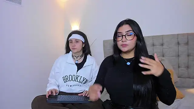 Elisa n Emma online show from April 5, 7:44 pm