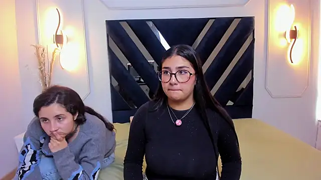 Elisa n Emma online show from April 8, 7:36 pm