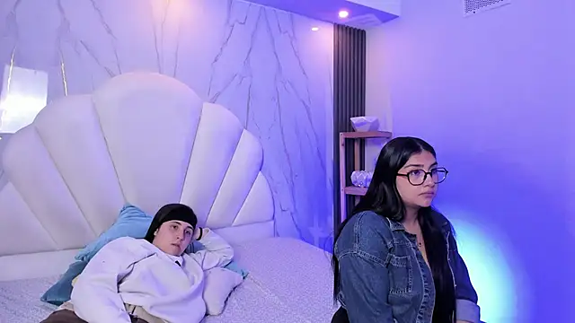 Elisa n Emma online show from April 11, 8:13 pm