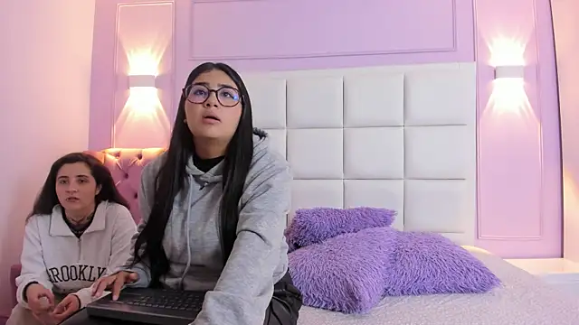 Elisa n Emma online show from April 16, 5:25 pm