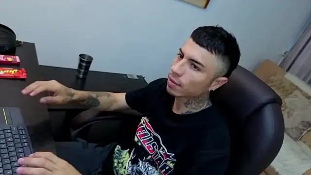 Charlie Foxie online show from April 4, 8:06 pm