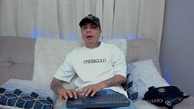 Charlie Foxie online show from April 6, 6:53 pm