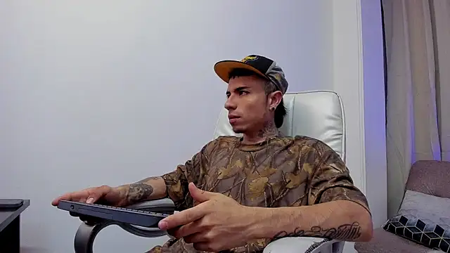 Charlie Foxie online show from April 11, 2:38 am