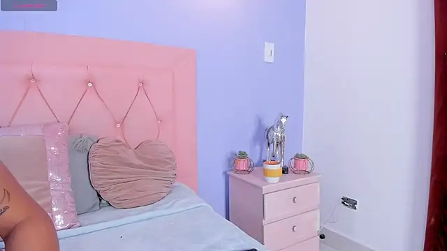 Kendall Rous  online show from April 8, 1:22 pm