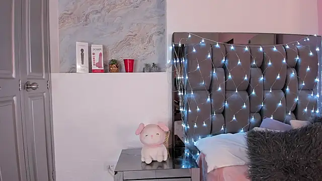 Kendall Rous  online show from April 14, 1:39 pm