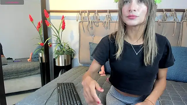 Snapshot of alma_rose_ chatting on April 30, 7:53 pm alma rose online show from April 30, 7:53 pm