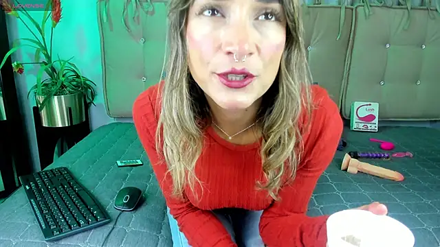 Snapshot of alma_rose_ chatting on May 1, 4:55 pm alma rose online show from May 1, 4:55 pm