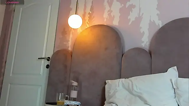 NolaDonovan online show from April 5, 7:00 pm