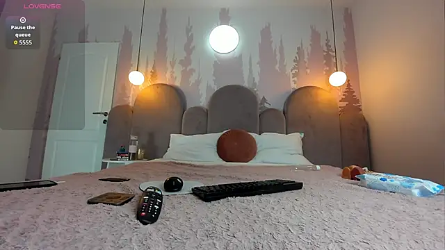 NolaDonovan online show from April 14, 6:25 pm