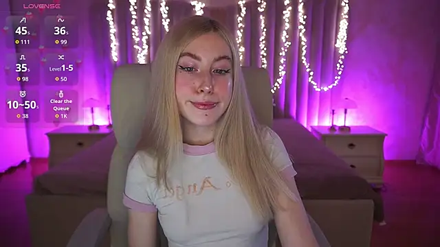 MelaniiePlay online show from April 8, 1:00 pm