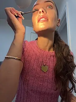 AliciaDx online show from April 14, 11:00 pm