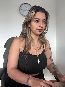 Isabella varella- online show from April 7, 1:00 pm