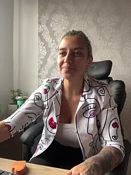 Snapshot of Isabella_varella- chatting on June 18, 12:53 pm Isabella varella- online show from June 18, 12:53 pm