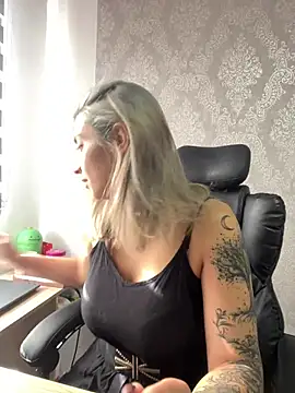 Snapshot of Isabella_varella- chatting on July 15, 12:54 pm Isabella varella- online show from July 15, 12:54 pm