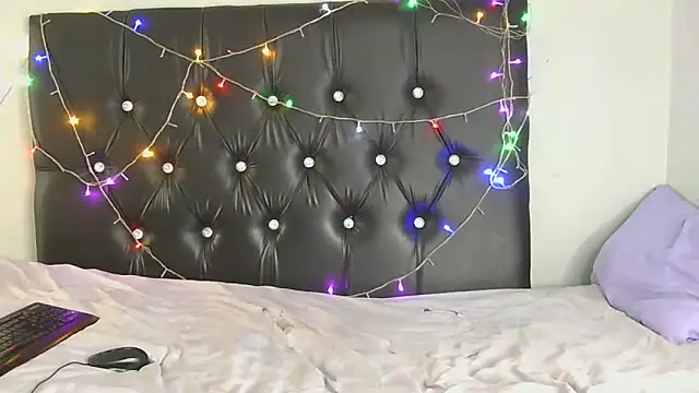 SlipperyLipsX online show from April 12, 7:57 am