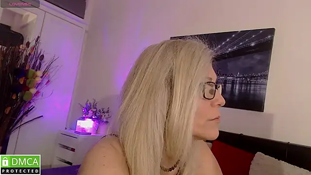 Snapshot of reeya71 chatting on June 2, 2:13 am reeya71 online show from June 2, 2:13 am