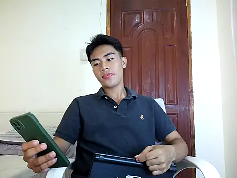Snapshot of valerio_fernan chatting on May 27, 1:02 am valerio fernan online show from May 27, 1:02 am