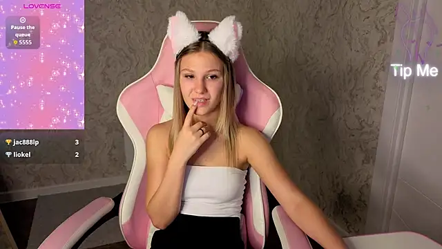Snapshot of Angelina_Becker chatting on June 22, 3:25 am Angelina Becker online show from June 22, 3:25 am