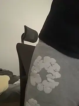 YorSexboy777 online show from April 11, 3:38 pm