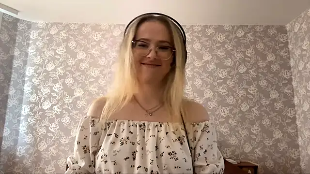 ElmiraGildea online show from April 8, 11:32 am