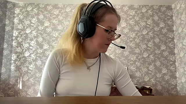 ElmiraGildea online show from April 14, 1:06 pm