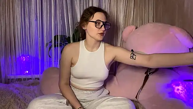 SophieNiktashu online show from April 17, 4:10 pm