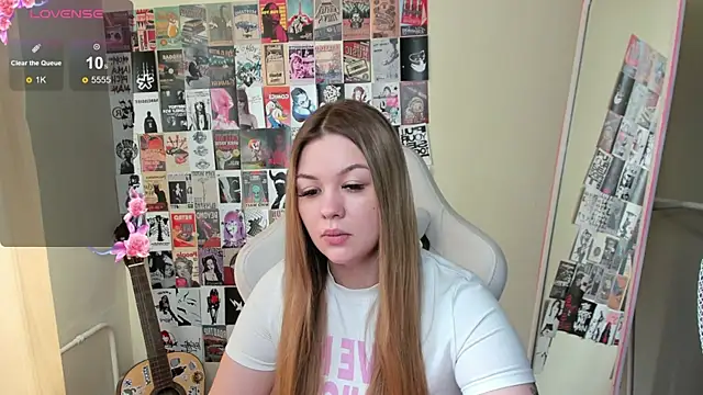 Snapshot of AmeliePeach chatting on May 2, 1:54 am AmeliePeach online show from May 2, 1:54 am