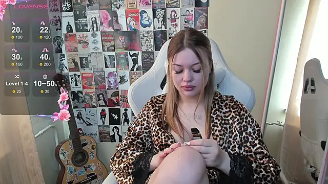 Snapshot of AmeliePeach chatting on May 15, 1:45 am AmeliePeach online show from May 15, 1:45 am