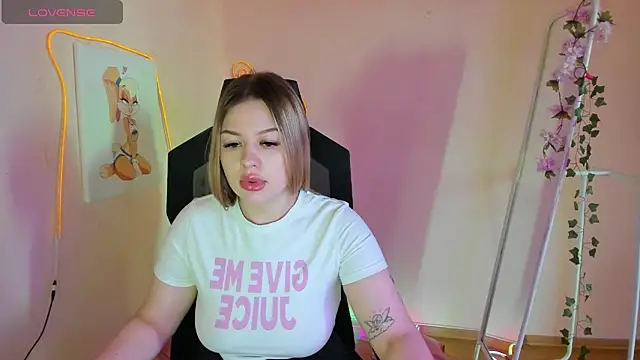 Snapshot of AmeliePeach chatting on May 20, 1:34 am AmeliePeach online show from May 20, 1:34 am
