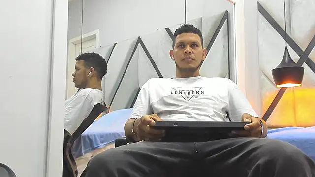 NohaBrooks online show from April 9, 11:48 am