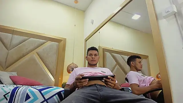 NohaBrooks online show from April 10, 5:06 pm