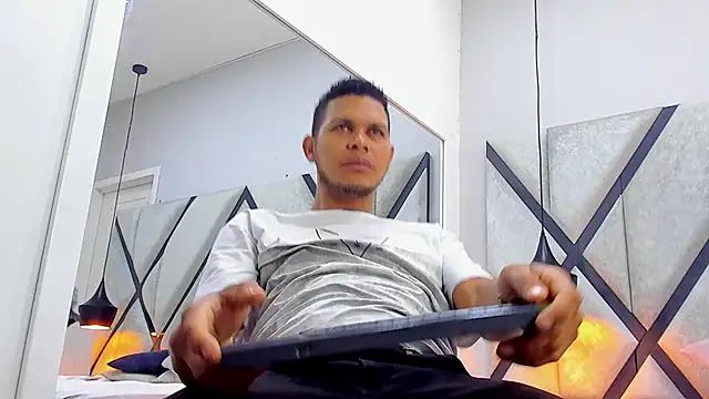 NohaBrooks online show from April 12, 12:21 pm