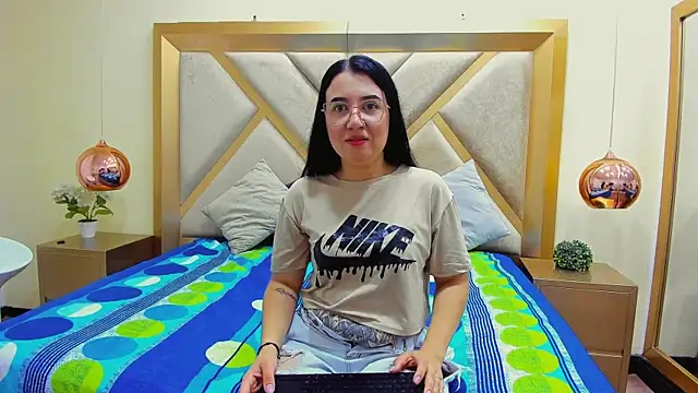 ChloeAshdord online show from April 13, 1:05 pm