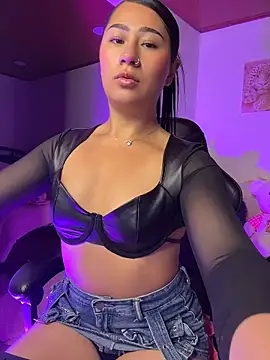 EvelynLeen  online show from April 13, 11:16 am