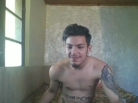 Snapshot of robertmrn112 chatting on May 27, 11:29 am robertmrn112 online show from May 27, 11:29 am