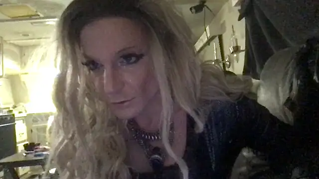 Snapshot of GypsiiCornel chatting on April 26, 2:42 am GypsiiCornel online show from April 26, 2:42 am