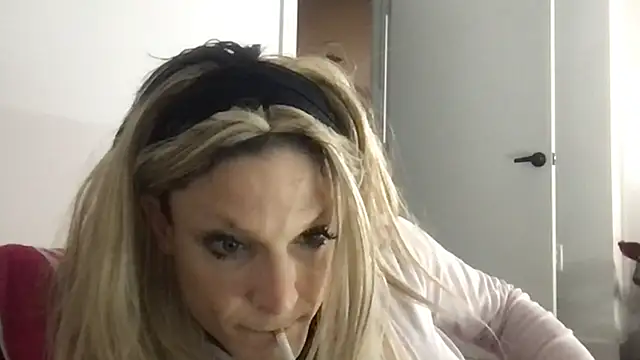 Snapshot of GypsiiCornel chatting on May 27, 1:52 pm GypsiiCornel online show from May 27, 1:52 pm