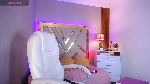 Ashley  Parker online show from April 8, 8:31 pm