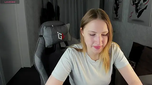 April Jackson online show from April 13, 1:00 am