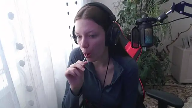 PunyKnee online show from April 16, 7:09 am