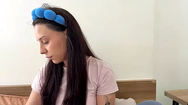 VinitaAskia online show from April 23, 5:30 am