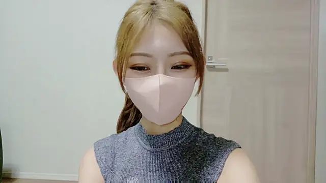 Snapshot of irochan_v chatting on June 3, 9:23 am irochan v online show from June 3, 9:23 am