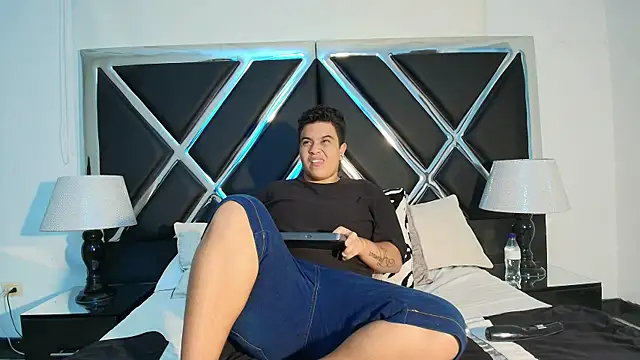 ZeusSmithh online show from April 16, 12:39 pm