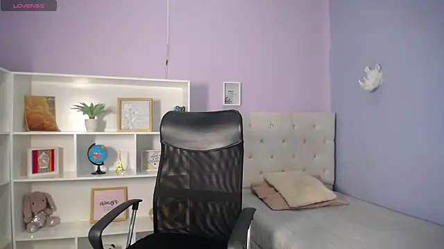 velveth noir online show from April 14, 1:50 pm